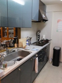 ハーフミラーガラスでフラットで美しいキッチン空間に